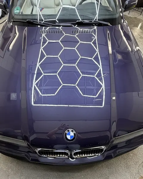 Wabenspiegelung auf der polierten Motorhaube eines BMW E36