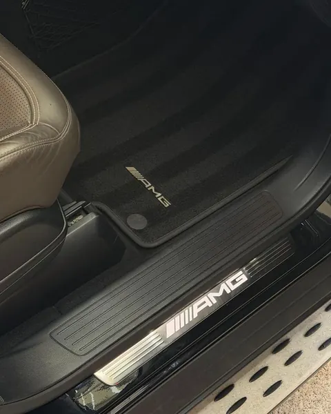 Gesaugte Fußmatte in einem Mercedes-AMG